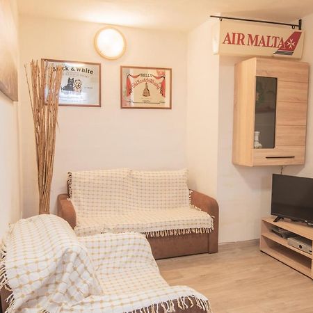 Central Villa Flatlet With Pool - Free Parking And Wifi Lija Eksteriør bilde