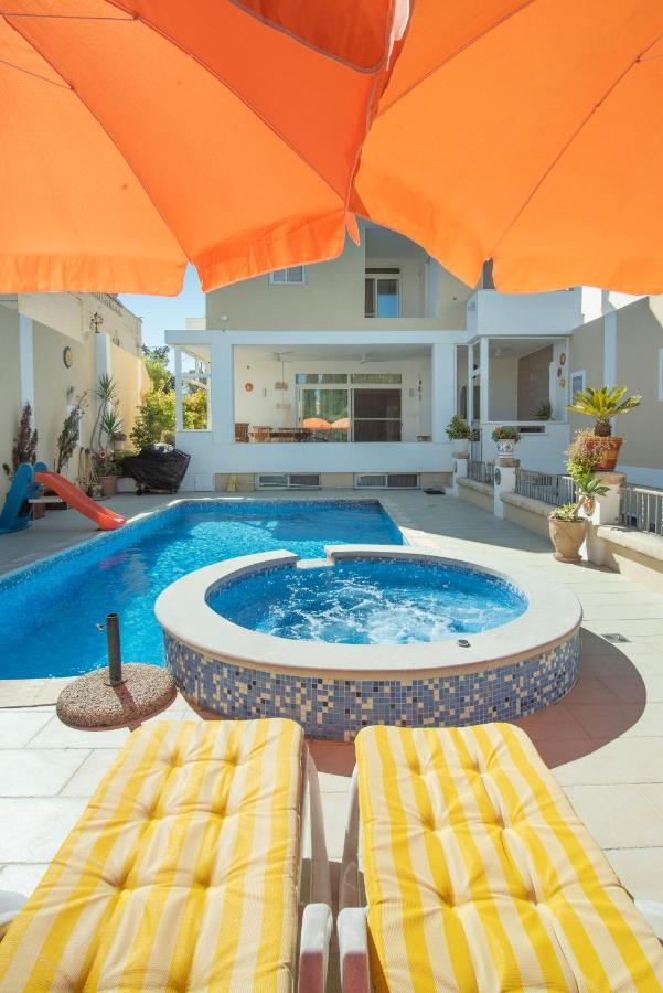 Central Villa Flatlet With Pool - Free Parking And Wifi Lija Eksteriør bilde