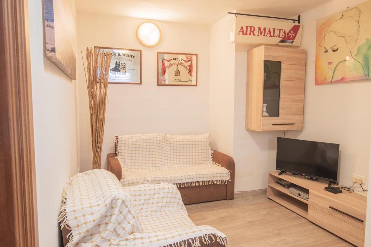 Central Villa Flatlet With Pool - Free Parking And Wifi Lija Eksteriør bilde
