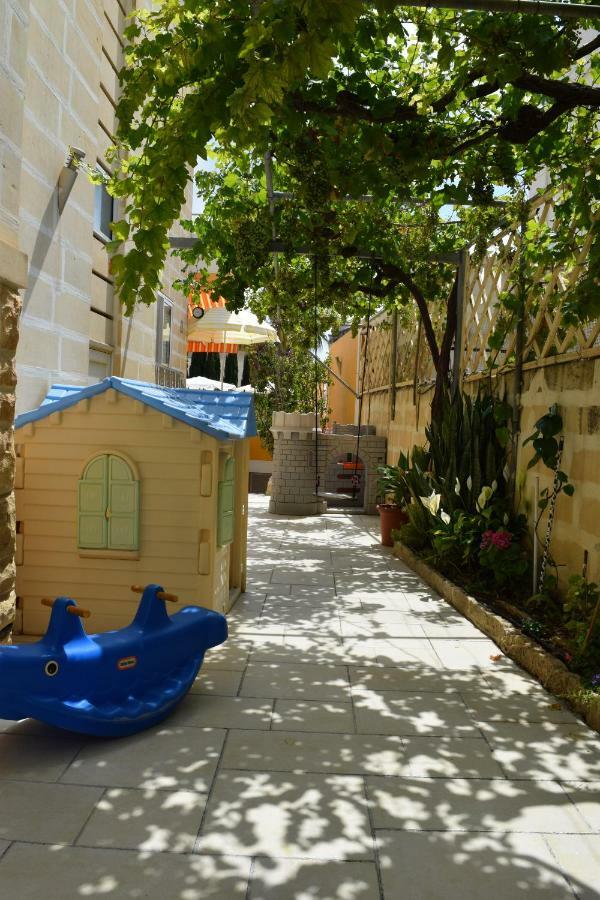 Central Villa Flatlet With Pool - Free Parking And Wifi Lija Eksteriør bilde